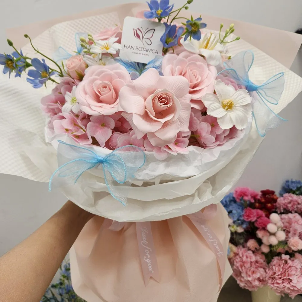 Bó hoa hồng phấn gói giấy trắng và hồng đào