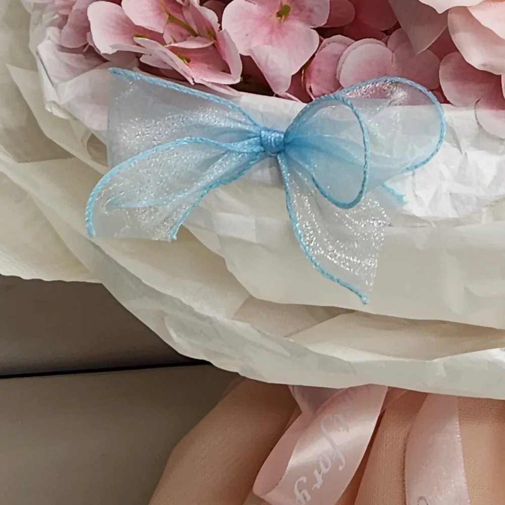 Cận cảnh nơ voan xanh trên giấy gói
