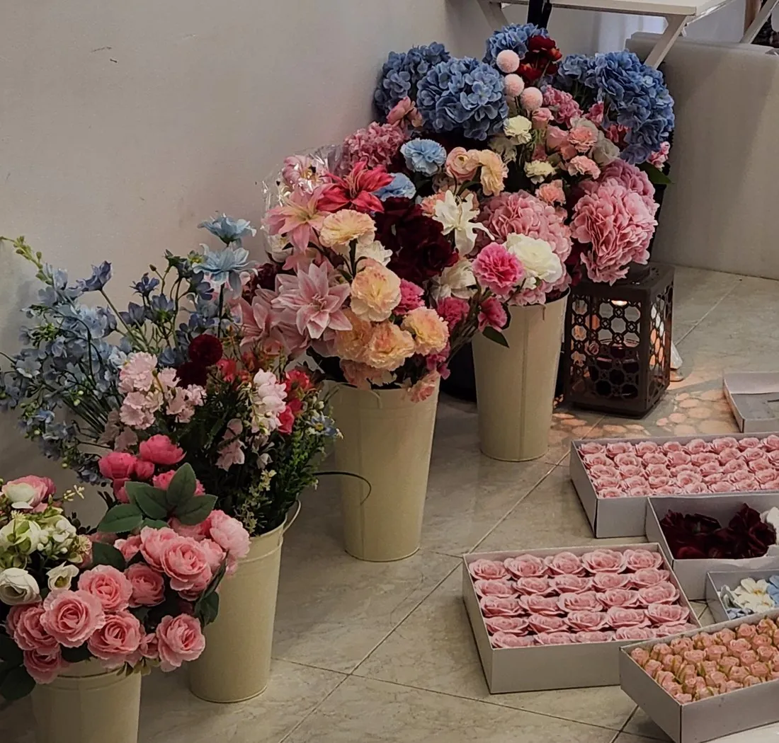 Xưởng hoa Han Botanica với những bình hoa cẩm tú cầu, hoa hồng và hộp hoa sáp